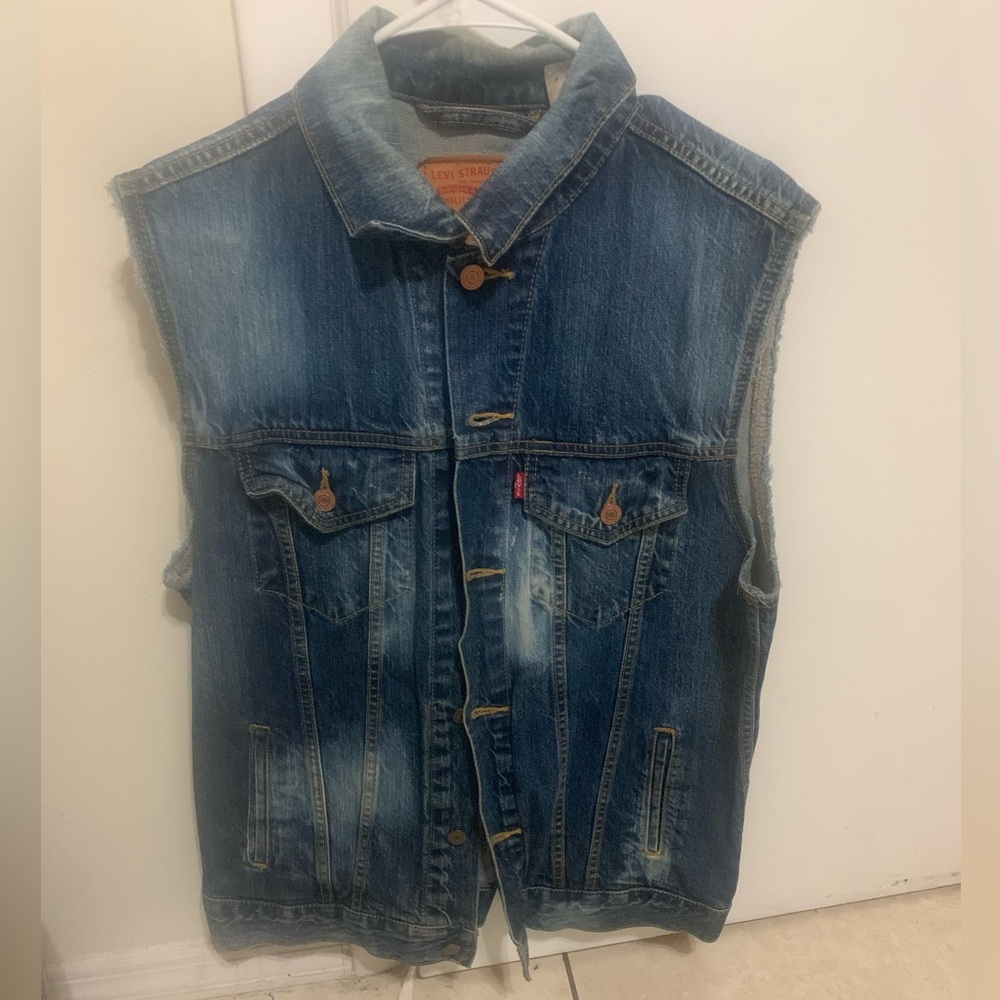 Levi’s sleeveless jeans jacket vest large.